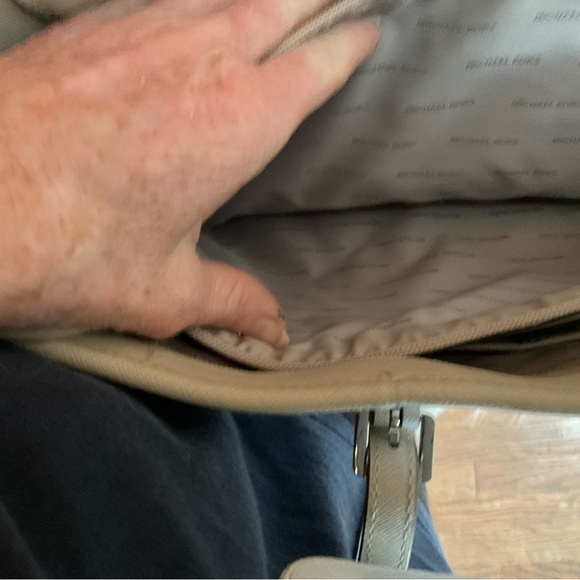 Large Michael Kor’s Tote with Lots of Compartments - Picture 10 of 12